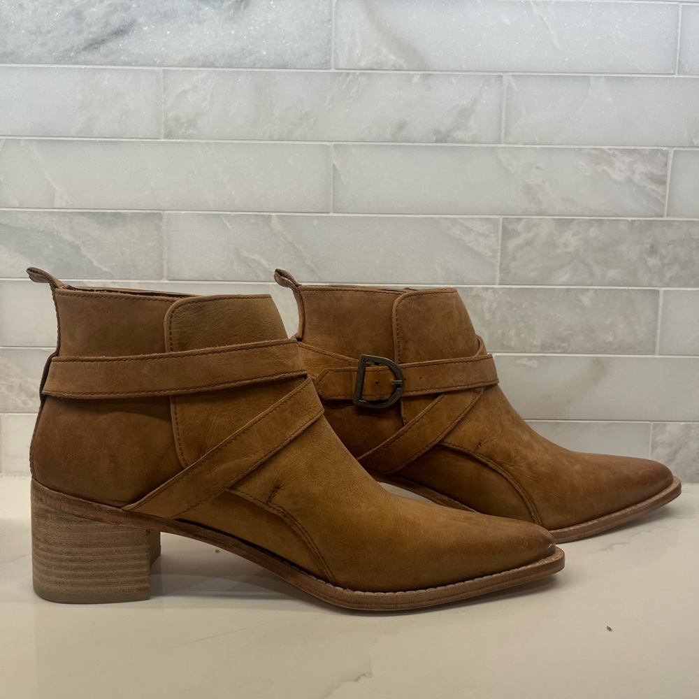 Free people ankle boots in almost perfect conditiondition!